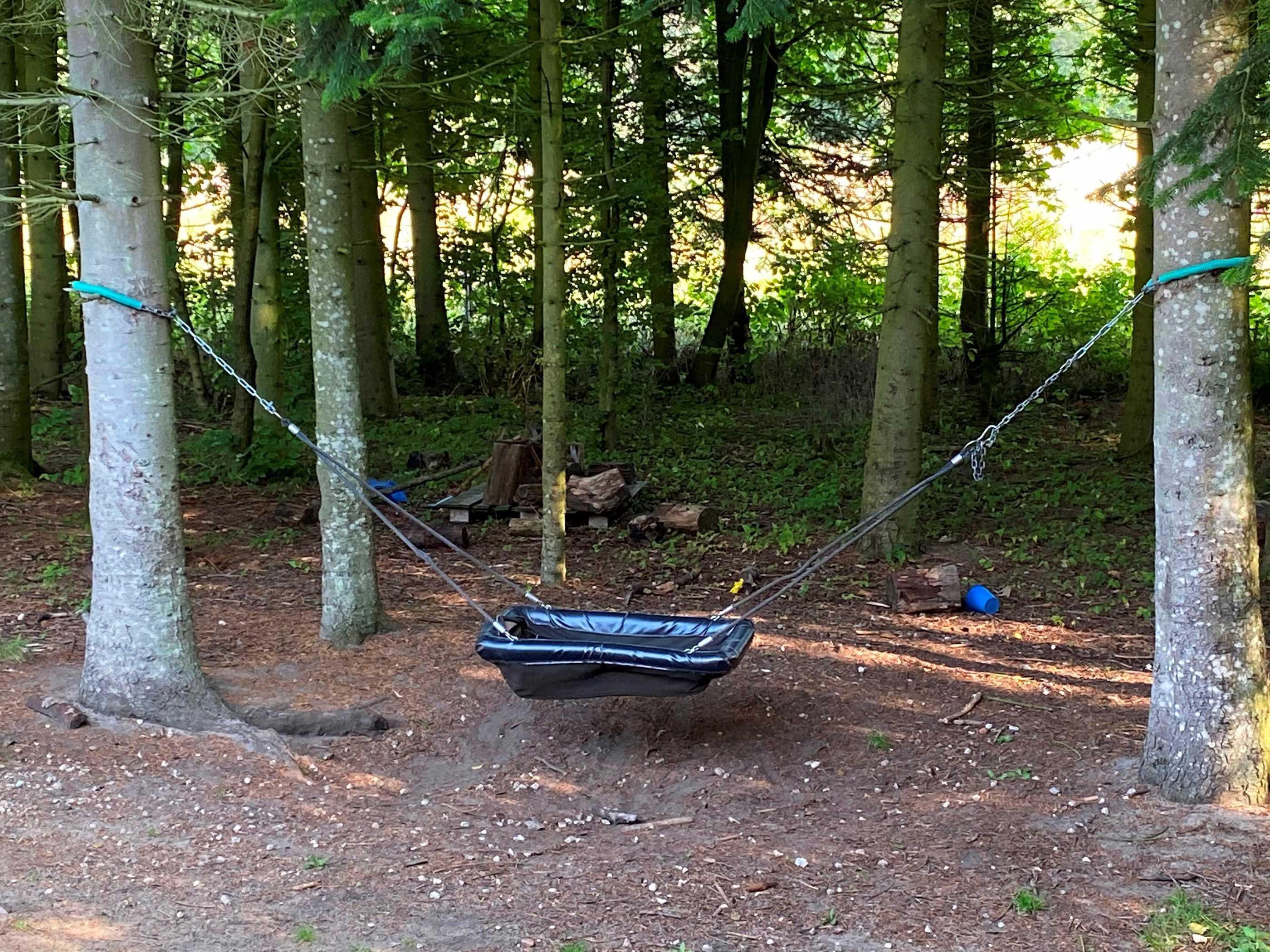 Lille gynge ude i en skov